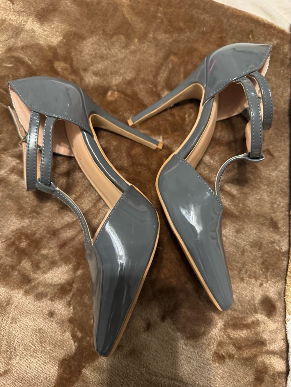 Journee Collection Gray Patent T-Strap Pointed Heels - Picture 4 of 6